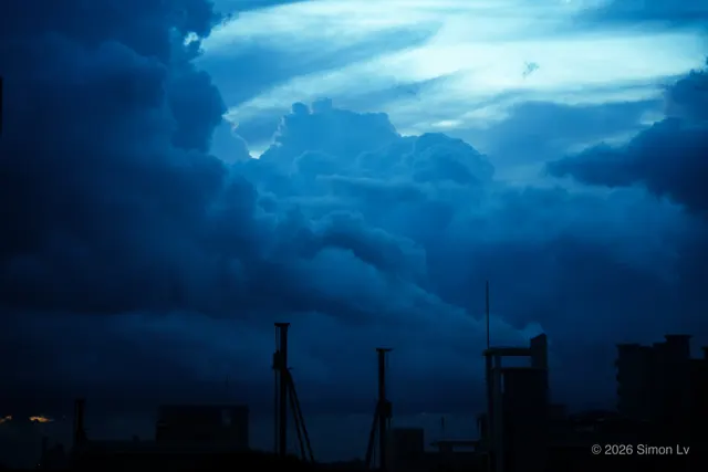 台风前夕，深蓝色积雨云笼罩城市天际线